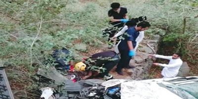 وفاة وإصابة 8 أشخاص سقطت مركبتهم بمنحدر جبلي بفيفا 