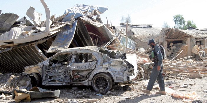  شرطي أفغاني يتفقد آثار الانفجار الذي خلفته الشاحنة المفخخة
