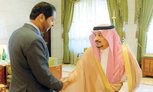  الأمير فيصل بن بندر مستقبلاً رؤساء المجموعات الدبلوماسية