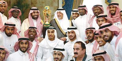 أمير منطقة مكة المكرمة ونائبه يستقبلان بطل كأس الملك 