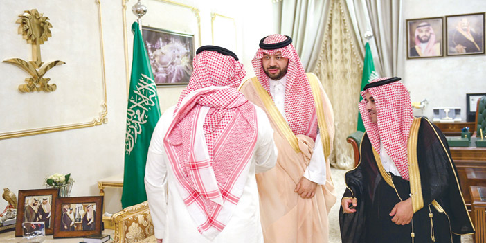  الأمير فيصل بن خالد خلال استقباله الزمام