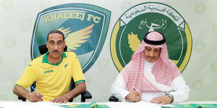  رئيس الخليج فوزي الباشا وسمير هلال أثناء مراسم التوقيع