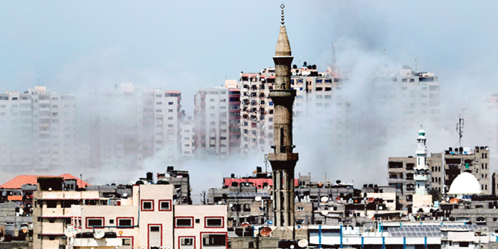  آثار الصواريخ الإسرائيلية على قطاع غزة أمس رداً على قذائف حماس