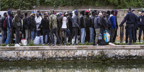 بدء إخلاء أكبر مخيم للمهاجرين في باريس 