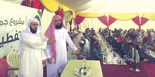 د. ثامر بن غشيان يشارك الصائمين إفطارهم في مخيم بر الرياض بفرع الفيحاء 