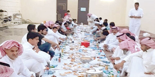 جماعة مسجد حي الصحافة يجتمعون على مائدة إفطار واحد 