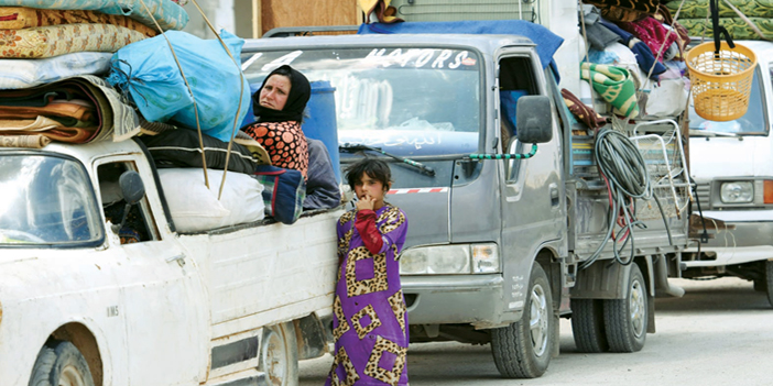  عدد من الأسر السورية تهرب من القتال بحثاً عن مناطق آمنة