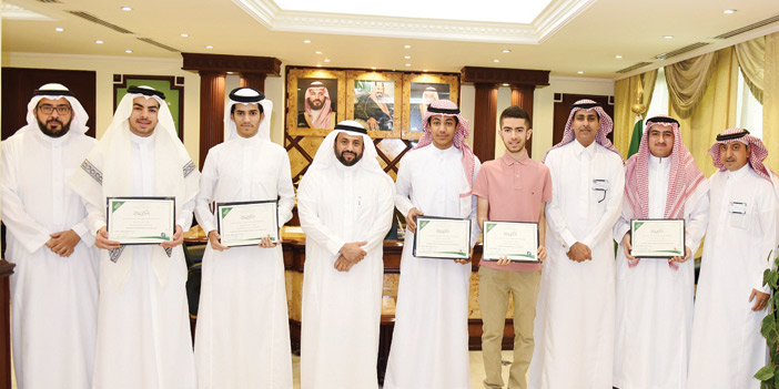  مدير تعليم الشرقية في صورة جماعية مع الطلاب الفائزين