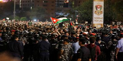 تواصل الاحتجاجات بالأردن.. والملك يستدعي الملقي 