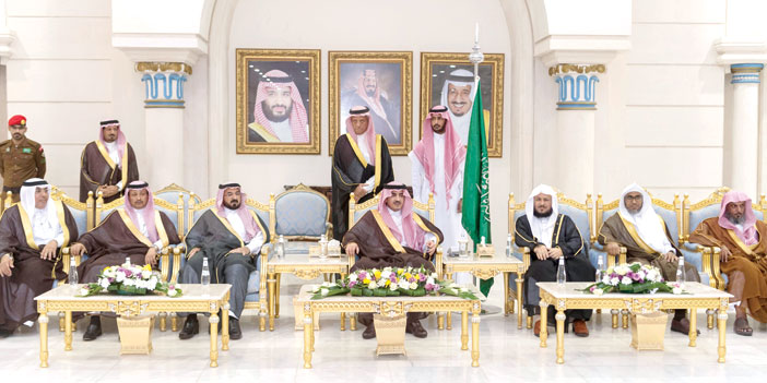   الأمير بدر بن سلطان خلال استقباله المواطنين المسؤولين