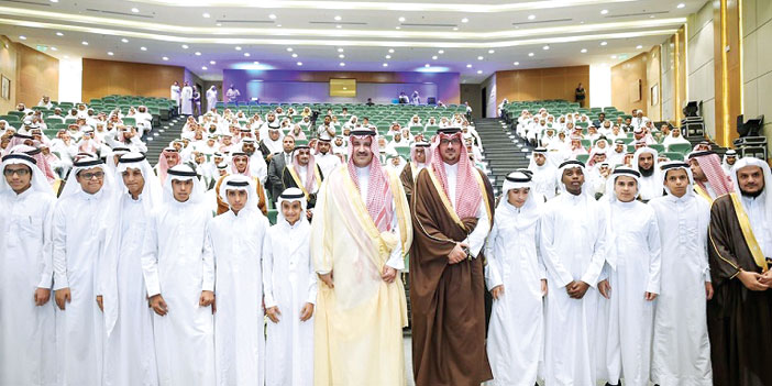   الأمير فيصل وسمو نائبه في صورة تذكارية مع الطلبة المتفوقين