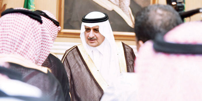   الأمير فهد بن سلطان خلال لقائه الأهالي