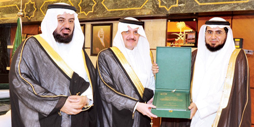  الأمير سعود بن نايف يتسلم رسالة الدكتوراه من الزهراني