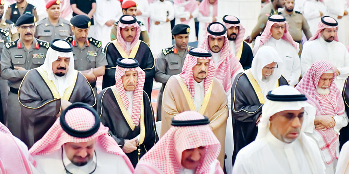  الأمير فيصل بن بندر يؤدي صلاة الميت على معالي أمير منطقة الباحة سابقاً