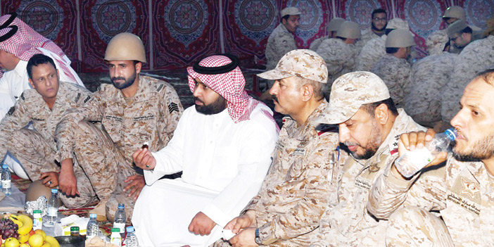  الأمير محمد بن عبدالعزيز يشارك المرابطين في المواقع الحدودية وجبة الإفطار