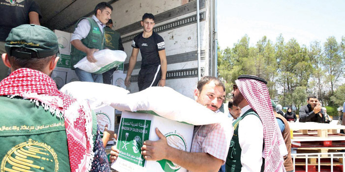 مركز الملك سلمان يواصل مساعداته للمتأثرين بالإعصار في سقطرى والمهرة 