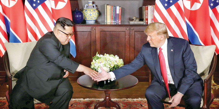   الرئيس الأمريكي يصافح الزعيم الكوري الشمالي بعد توقيع الوثيقة