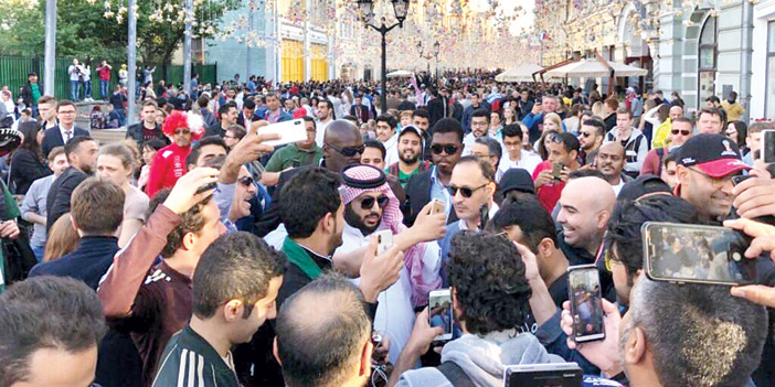   تركي آل الشيخ وسط الجماهير المحتشدة في الميدان الأحمر