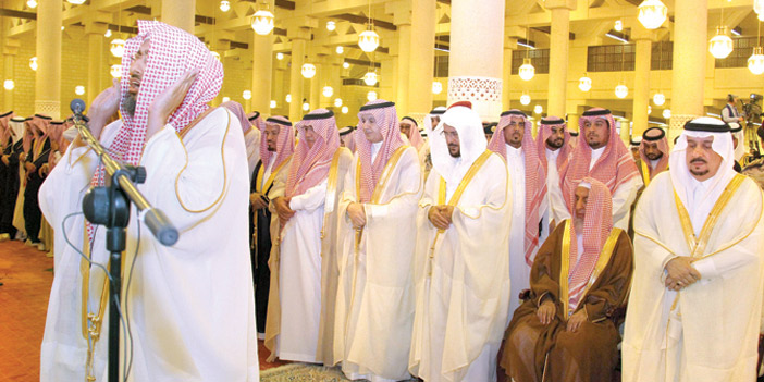  سمو أمير منطقة الرياض يتقدم المصلين لصلاة عيد الفطر المبارك في العاصمة الرياض