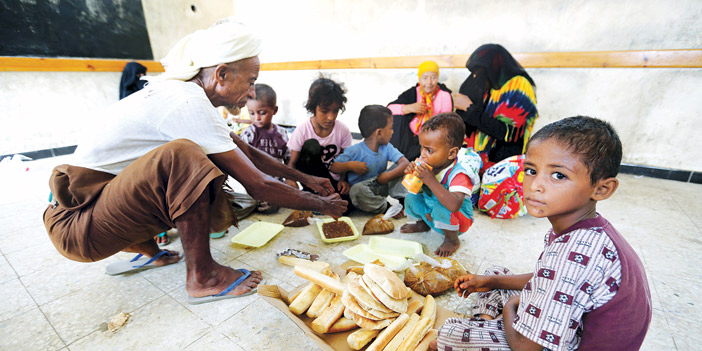  أسرة يمنية تتناول إفطارها بعد أن نقلتها القوات الشرعية إلى أحد الأماكن الآمنة