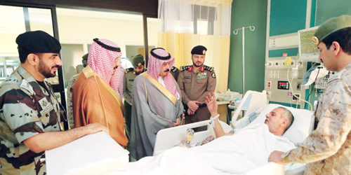  المبارك خلال زيارته للمرضى المنومين بالمستشفى