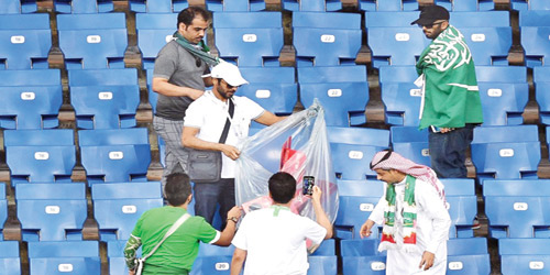  المشجعون السعوديون لفتوا الانتباه بتنظيف مقاعدهم بعد المباراة