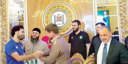 رئيس الشيشان يمنح اللاعب المصري محمد صلاح وسام المواطن الفخري 