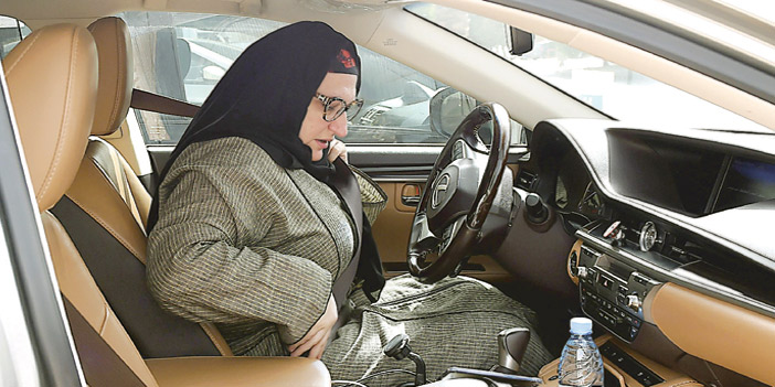   سيدة تقود سيارة كريم لتؤدي عملها أمس