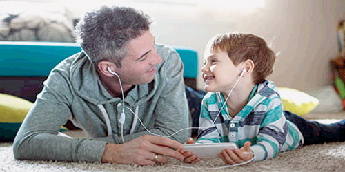 سماعات الأذن قد تعرض الأطفال لضعف السمع 