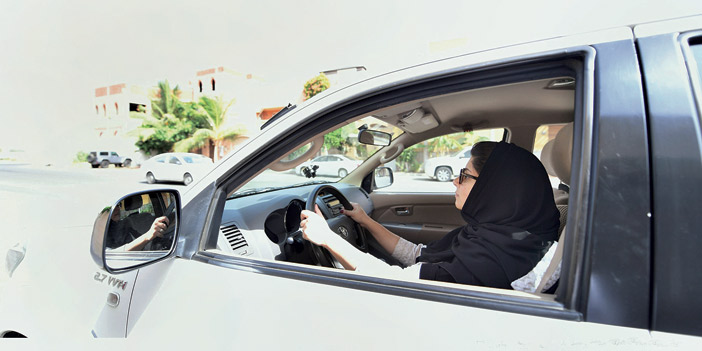  سيدة سعودية تقود سيارتها بعد السماح للمرأة بالقيادة