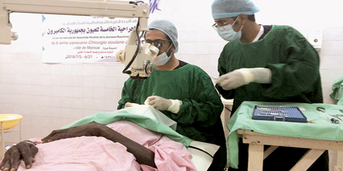  الفريق الطبي خلال إجراء العمليات الجراحية