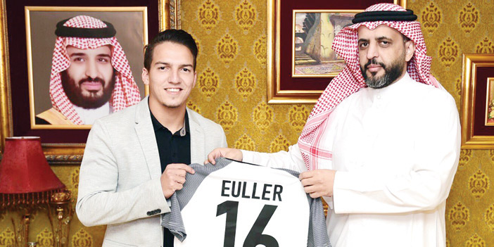   اللاعب ايلر سيلفا يتسلم قميص الشباب بالرقم 16 من رئيس النادي