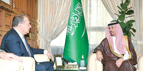  الأمير خالد بن عياف خلال استقباله السفير البريطاني