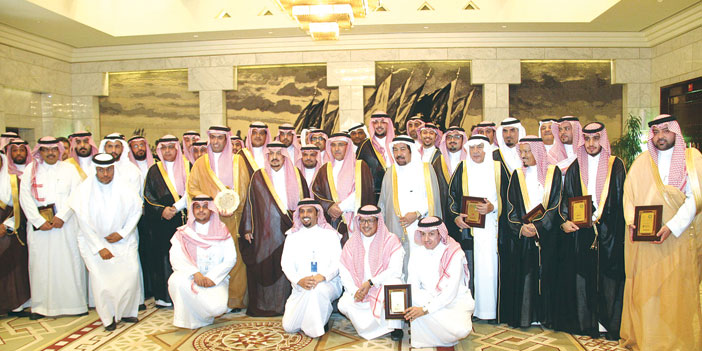  سمو أمير منطقة الرياض في لقطة جماعية مع المكرمين