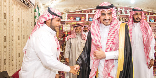  الأمير بدر بن سلطان مطمئناً على صحة الجندي الشراري