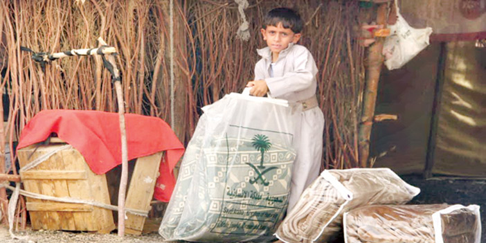  طفل يمني يتسلم مساعدات عينية من مركز الملك سلمان للإغاثة
