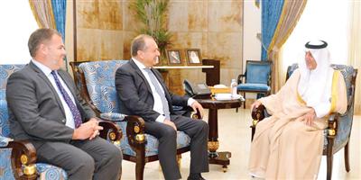 الأمير خالد الفيصل يستقبل السفير البريطاني لدى المملكة 