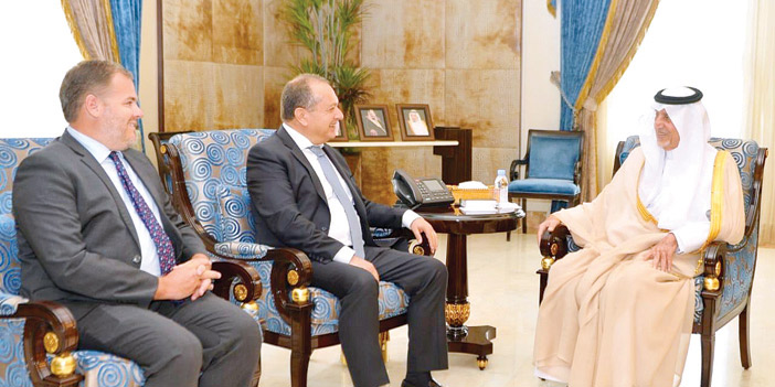  الأمير خالد الفيصل خلال استقباله السفير البريطاني