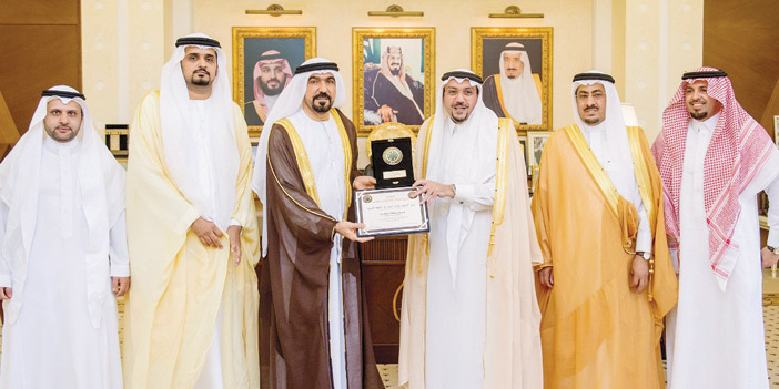  لقطتان من استقبال سموه لنائب القائد العام لشؤون التميز والريادة بشرطة دبي