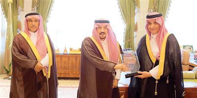 أمير منطقة الرياض يكرّم سامبا لرعايته احتفالات عيد الفطر المبارك 