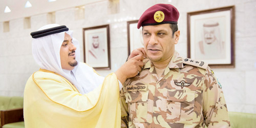  الأمير محمد بن عبد الرحمن مقلداً العقيد السلوم رتبته الجديدة