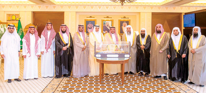  لقطة جماعية لرئيس وأعضاء مجلس جمعية البر بالرس مع سموه