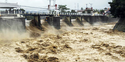 ارتفاع عدد ضحايا الفيضانات في اليابان إلى 100 قتيل 