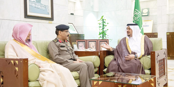  أمير منطقة الرياض بالنيابة خلال استقباله أعضاء اللجنة الأمنية بالمنطقة
