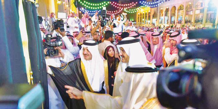  الأمير سعود بن نايف والأمير سلطان بن سلمان خلال رعايتهما الحفل