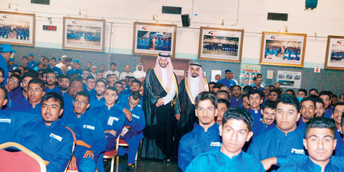  الأمير عبدالله في صورة جماعية مع الخريجين