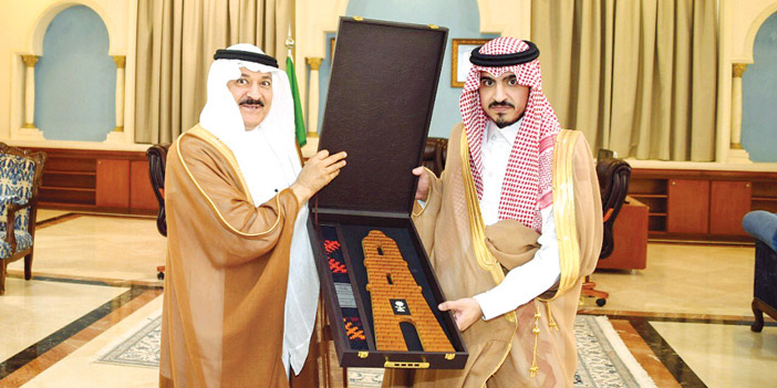  الأمير بدر بن سلطان يستعرض مجسم بيت منطقة الجوف بالجنادرية