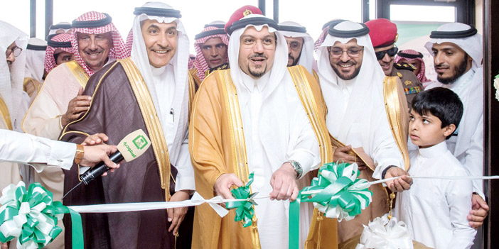  أمير القصيم خلال افتتاحه مستشفى القوارة العام