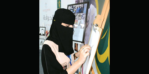 المرأة السعودية تكسر احتكار الحرف في سوق عكاظ 