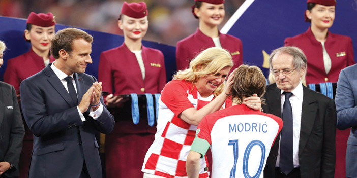 رئيسة كرواتيا تأسر قلوب الجماهير في كأس العالم 